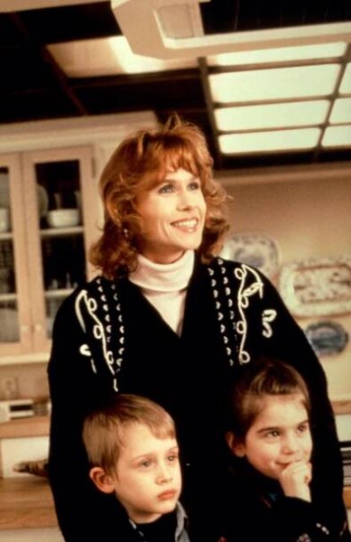Amy Madigan with Macaulay Culkin and Gaby Hoffman in Uncle Buck.