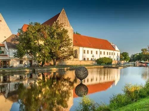 Umění ve městě: České Budějovice a další jihočeská města zdobí nevšední sochy – Kudy z nudy