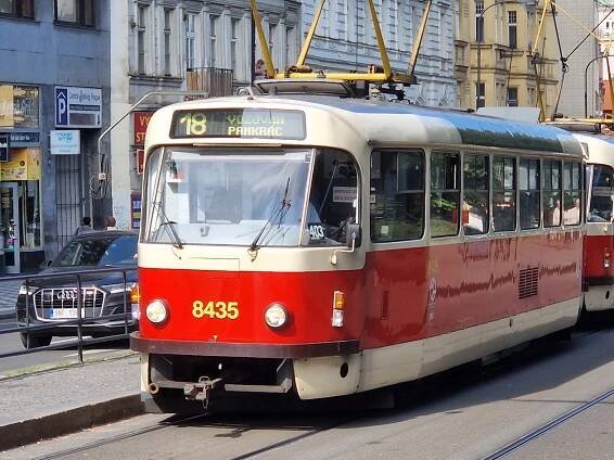 Jede to na VÁCL. NÁM.? Ropid a dopravní podnik se přou o transparenty na tramvajích - Zdopravy.cz