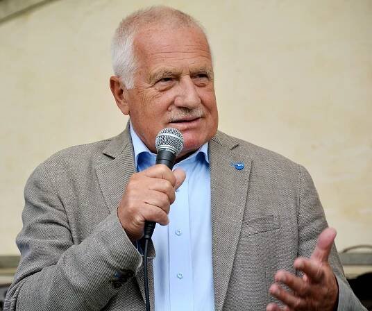 Václav Klaus vystoupil bez roušky. Pokutu platit nemusí