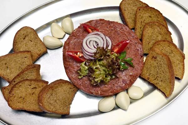 Posezení u Národního divadla: 500 nebo 1000 g tataráku s lanýžovým olejem