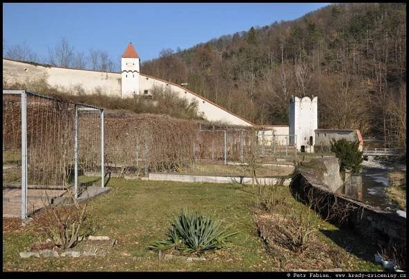 Fotografie – Aggsbach – opevněný klášter (Kloster) / hrady-zriceniny.cz