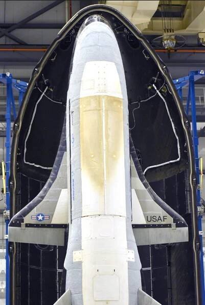 Raketoplán X-37B během ukládání pod aerodynamický kryt rakety Falcon 9