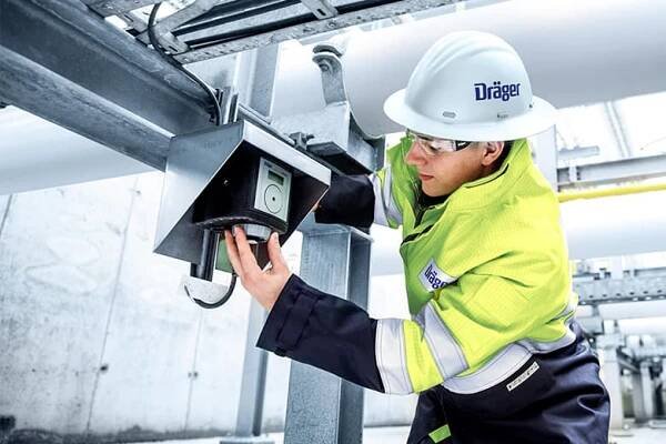 Pracovník kontroluje stacionární detektor plynů Dräger Polytron 3000 v průmyslovém provozu