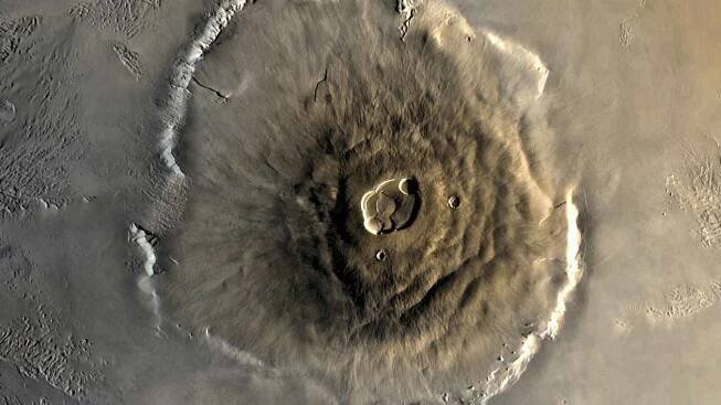 Satelitní složený snímek hory Olympus Mons na Marsu, nejvyšší známé hory ve sluneční soustavě. Jde o štítovou sopku s několikanásobnou kalderou