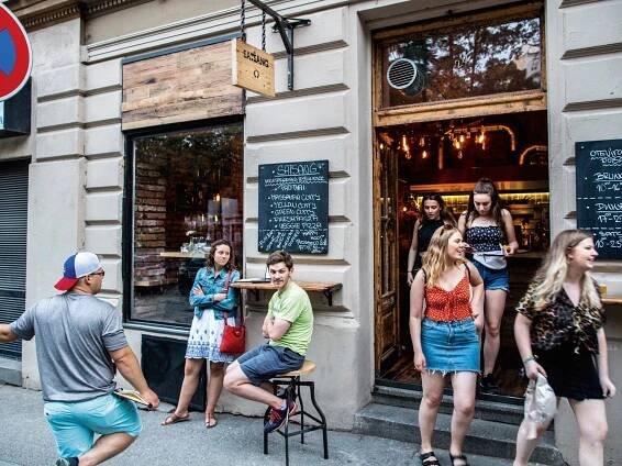 Satsang v Krymské otevřel jako jeden z posledních podniků. Zatím ho nejvíc drží v Praze žijící cizinci. (Foto: Milan Bureš)