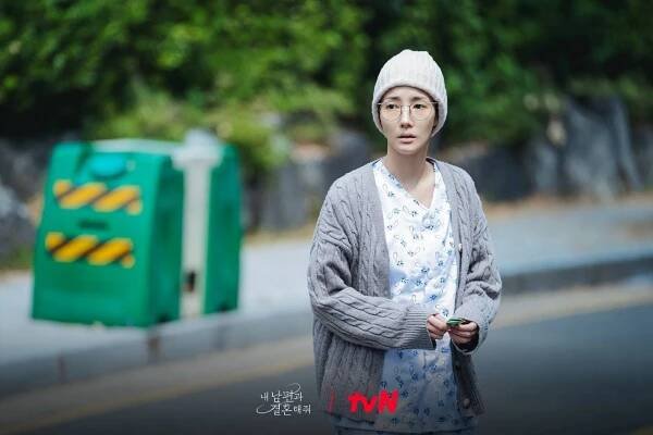 Min-yeong Park - Nae Nampyeongwa Gyeolhonhaejwo - Fotosky