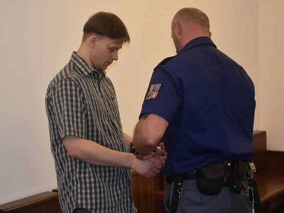Spolu s Pavlem Kubešem, obžalovaným z padělání peněz i veřejných listin, usedli na lavici obžalovaných i dva jeho zákazníci - Miroslav Keselica (červené tričko) a Martin Koptík (modré tričko).