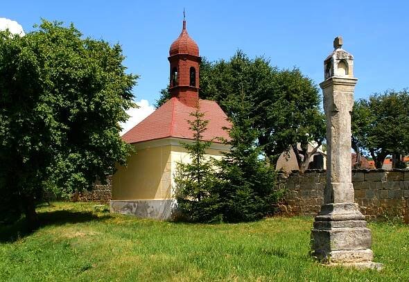 Soubor:Chlum u České Lípy, boží muka a márnice.jpg