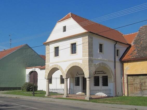 Soubor:Dolní Věstonice, Habánský dům crop.jpg