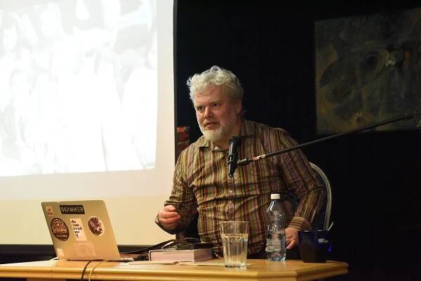Publicista Pavel Klusák představil ve společenském domě svůj pohled na Semafor