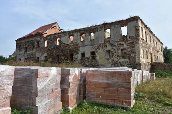 OBRAZEM: Ze zříceniny se stal skvost. Nadšenci obnovili půlku zámku v Pětipsech