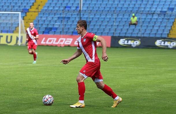 Fotbalisté Zlína B (žluté dresy) v nedělním zápase 29. kole MSFL na Letné remizovali s Frýdkem-Místkem 2:2.