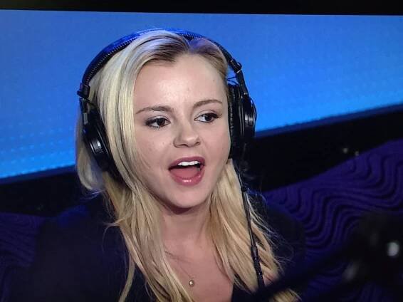 Bree Olson v show Howarda Sterna popřela, že by jí exmilenec Charlie Sheen cokoliv o HIV pozitivitě řekl.