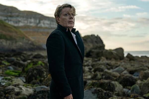 Eddie Izzard on playing a male lead in Six Minutes to Midnight post-pronoun change