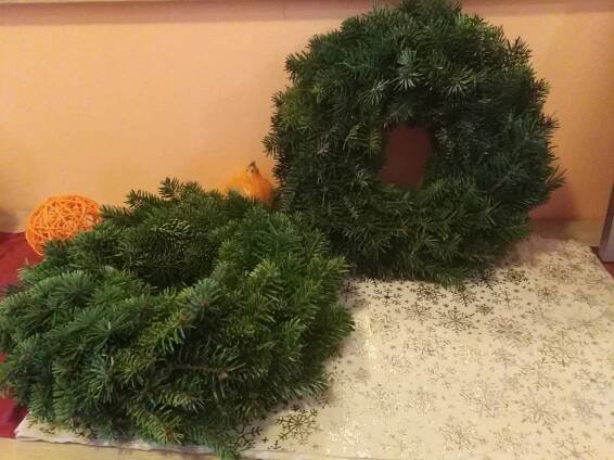 vazba věnců ,                                  objednávky na tel:724 920 663