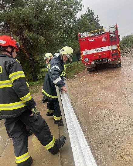 Protipovodňová opatření na Vyškovsku. Pomáhají dobrovolní i profesionální hasiči