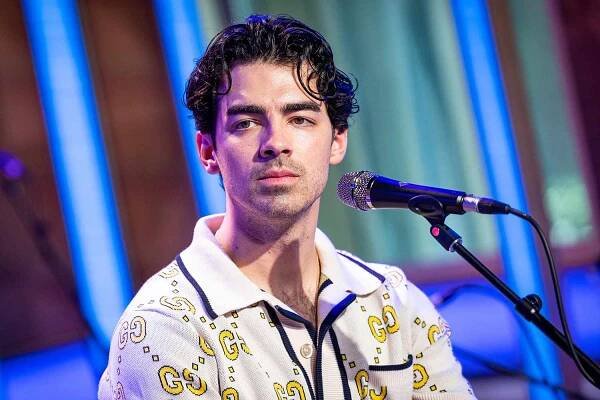 Joe Jonas Shouts Out Fellow Parents Before Performing 'Little Bird' amid Custody Battle with Sophie Turner