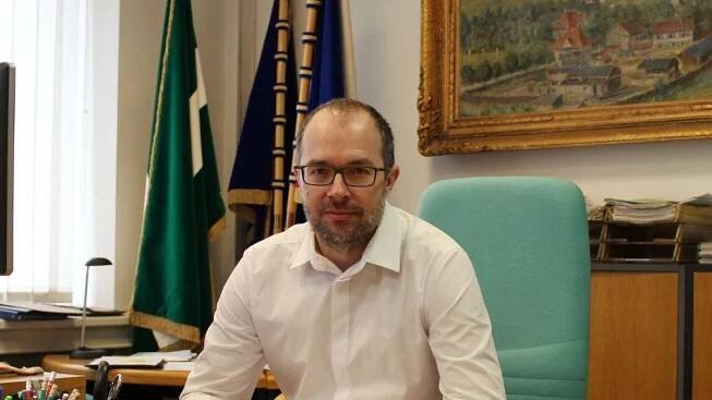 Zlomený nos, natrhlý ret, monokl: Starostu Dvora Králové napadl muž přímo na radnici