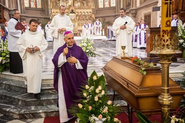 Pohřeb otec Jan Kabeláč 2015 | Farnost Brno - Židenice u kostela sv. Cyrila a Metoděje