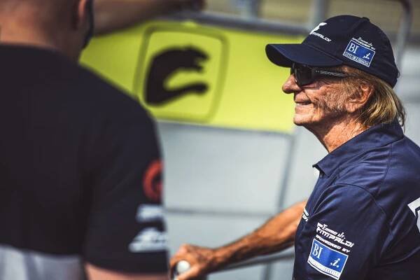 Video: Jel jako Fittipaldi. Legendární Brazilec debutoval v 73 letech v kamionu