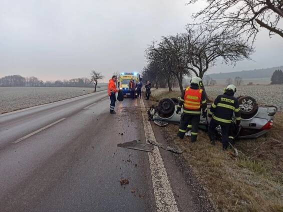 Dopravu u Drahonic omezila nehoda, vozidlo skončilo na střeše | POŽÁRY.cz - ohnisko žhavých zpráv | hasiči aktuálně