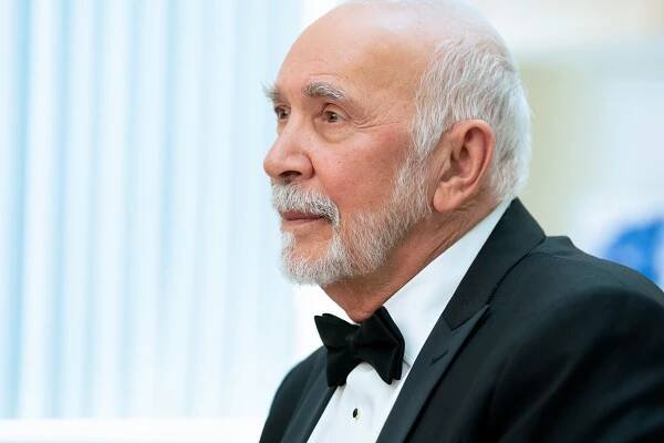 K smíchu - The Acceptance Speech - Z filmu - Frank Langella