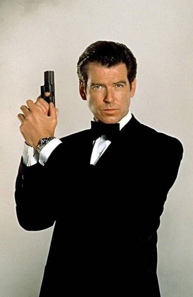 Představitel agenta 007 se zakulatil: Na pláži už se začíná přibližovat proporcím své korpulentní manželky