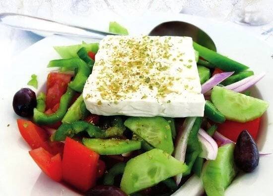 Jídlo na dovolené v Řecku: turisté místo souvlaki jedí nejlevnější salát