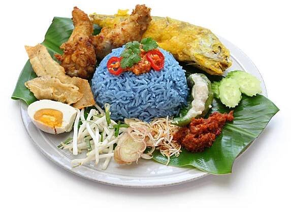 nasi kerabu, rýžový salát modré barvy, malajská kuchyně - kelantan - stock snímky, obrázky a fotky