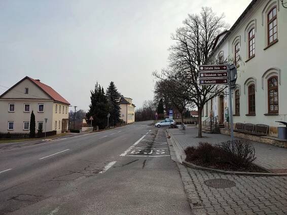 Kraj opraví v Újezdu silnici, obec udělá bezpečné chodníky
