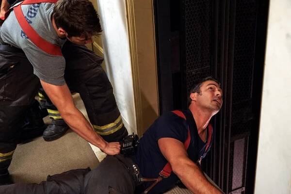 Chicago Fire - Jdu pryč - Z filmu - Steven R. McQueen, Taylor Kinney