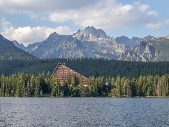 Štrbské pleso – nejznámější tatranské pleso a rušné horské středisko | PrimaVylety.cz