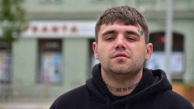 Slavil gól Sparty, málem si zlámal vaz. Vážné zranění léčí autor megahitu u piva