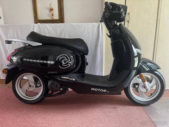 RACCEWAY Elektroskútr JLG. Rozbaleno, odpocet DPH.