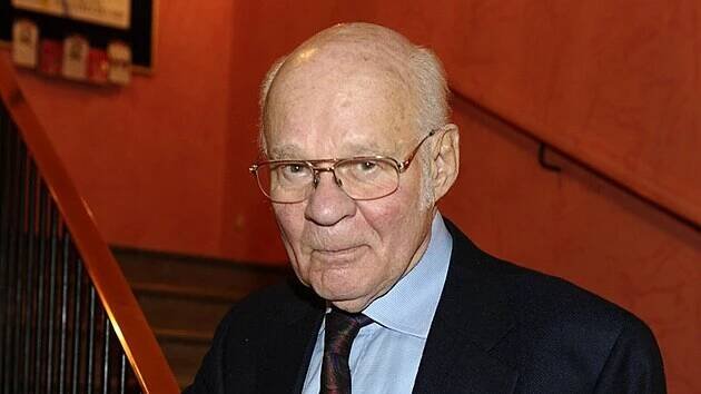 Herec Ralf Wolter, kterého proslavila role Sama Hawkense v sérii filmů o Vinnetouovi.