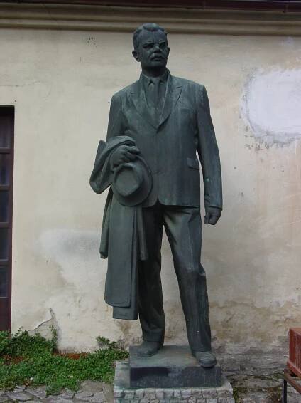 Dříve zdobily střed města. Dnes u soch Šmerala a Klimenta štěkají psi