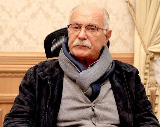 Nikita Sergejevič Michalkov (* 21.10.1945 v Moskvě) je ruský herec, scenárista a filmový režisér, režisér oscarového filmu z roku 1994, resp. nejlepšího cizojazyčného filmu, Unaveni sluncem. Divadlo hrál od svých 14 let, ve filmu vystupoval poprvé coby 15-letý hoch. V letech 1963-1966 vystudoval herectví, v letech 1968-1971 studoval filmovou režii v mosk. VGIKu. Pochází z umělecké rodiny, jeho děd a praděd byli známými ruskými malíři, otec Sergej Michalkov byl ruský spisovatel, dramatik a překladatel, matka Natalie Končalovská je básnířka a překladatelka, bratr Andrej Končalovskij působí v USA jakožto úspěšný a uznávaný filmový režisér. ▬ Jedná se o jednoho z nejoriginálnějších ruských filmových tvůrců současnosti. ▬ Od r. 1984 nár. umělec RF, od roku 1991 také nositel franc. Řádu čestné legie. Za vlády Borise Jelcina vykonával funkci prezidenta Fondu pro podporu ruské kultury. Na 45. ročníku MFF v Karlových Varech dne 10.7.2010 obdržel cenu Křišťálový glóbus za svůj celoživotní přínos oboru kinematografie.