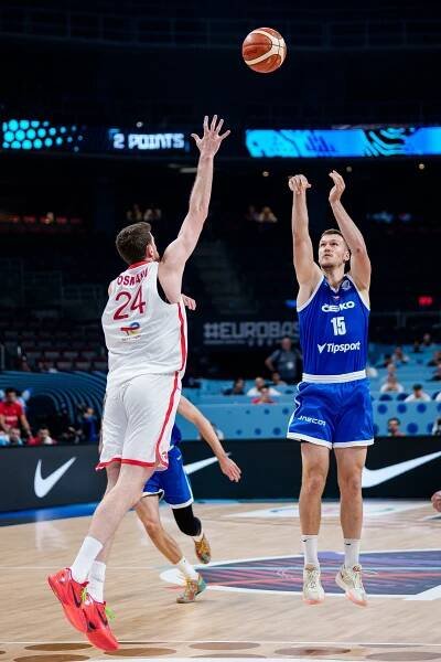 Děsivý počet faulů zničil šance českých basketbalistů