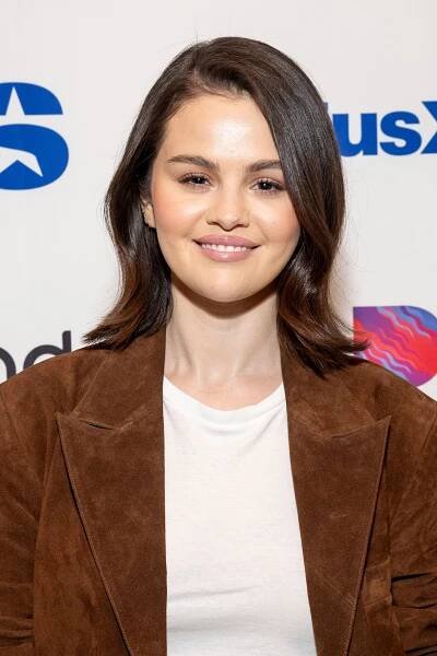 Selena Gomez’s Hair And Nail Combo Is Giving Fiancée