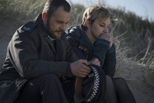 Ovečky Boží - Ztělesněná šelma - Z filmu - Daniel Henshall, Kate Mulvany