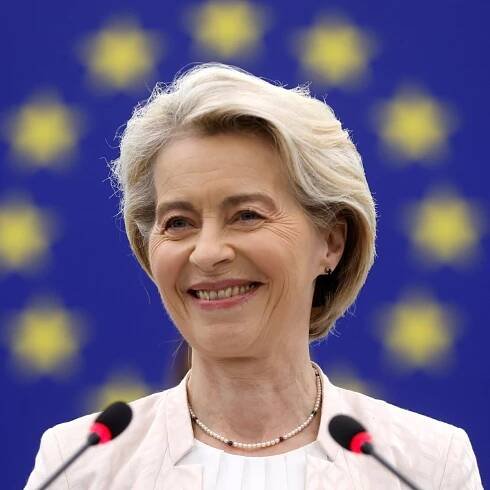 Ursula von der Leyenová zůstane v čele Evropské komise dalších pět let, rozhodli europoslanci