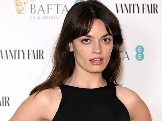 Emma Mackey On Crosswords, Taking The Stairs And Why Julia Roberts Will Always Be Her Hairspiration
