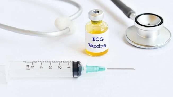 Vakcína proti tuberkulóze vzbuzuje naděje v boji proti koronaviru. Důkaz ale stále chybí a skepse je namístě