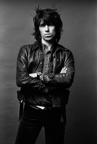 A stylish iPhone wallpaper featuring Keith Richards, the legendary guitarist of The Rolling Stones.