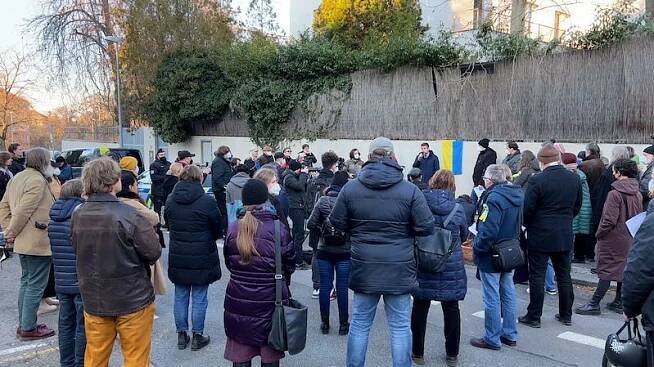 Stovka lidí přišla vyjádřit podporu před ukrajinské velvyslanectví v Praze - Novinky