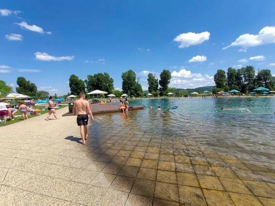 „Je to tragédie.“ Pražská koupaliště v problémech: Kvůli koronaviru i nepřízni počasí mají nízkou návštěvnost