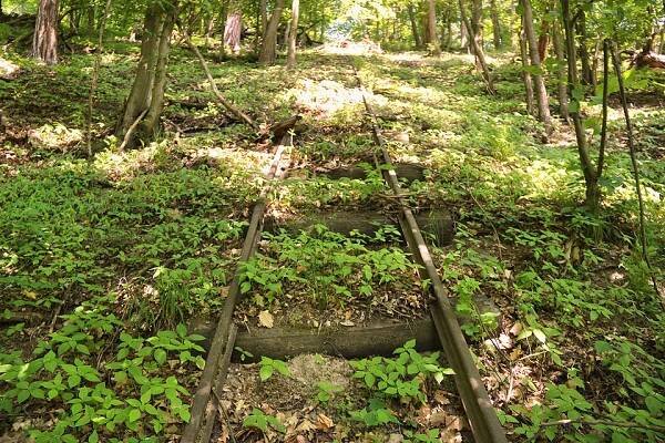 Kolej měla původně rozchod zřejmě 760 mm, postupnými deformacemi se ale místy i o několik desítek mm od původního rozměru liší.