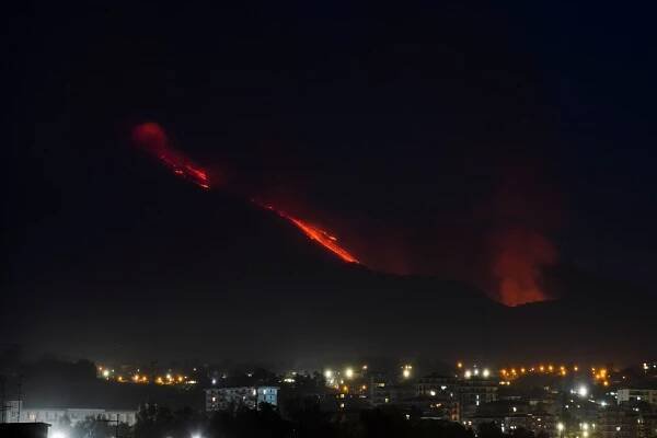 Majestátní Etna se probudila k životu a chrlí lávu. Nedalekou Katánii zasypal popel