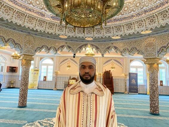 Imam Mohamed Belmokadem spricht als führender Geistlicher die Gebete in der Abu Bakr Moschee in Frankfurt.